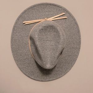 Women’s gray hat
